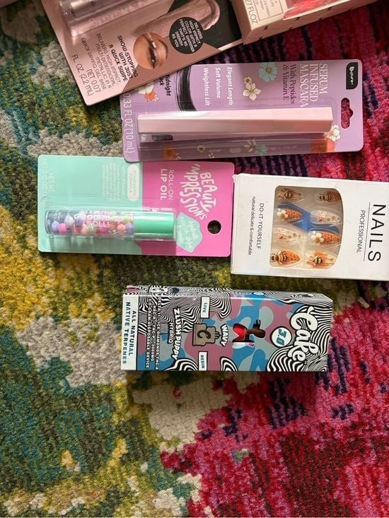 9 Assorted Women’s Makeup Set – Pink and Purple Shades + Cake