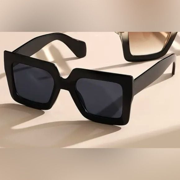 Baddie Square Trendy Black Sunglasses