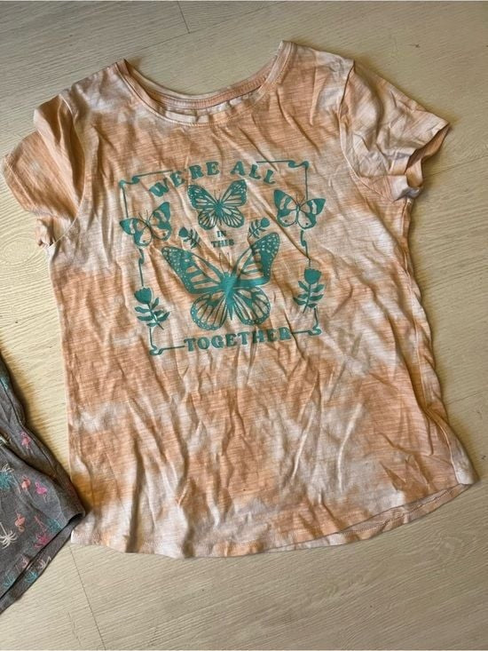 2 x SO Girls Short Sleeve Tees in Peach and Heather Gray with Butterfly Lot of 2