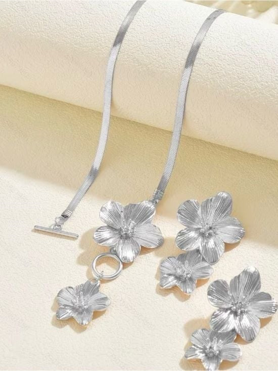 Jewelry Set Silver Floral Drop Earrings — Textured Three-Flower Design