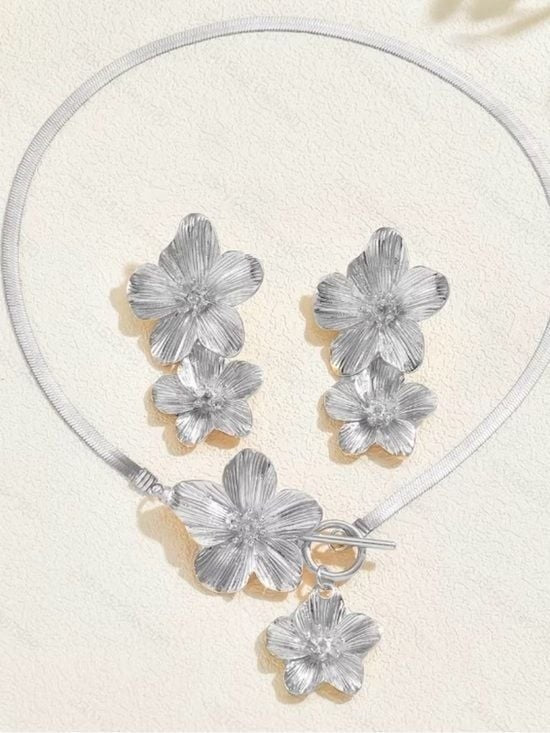 Jewelry Set Silver Floral Drop Earrings — Textured Three-Flower Design