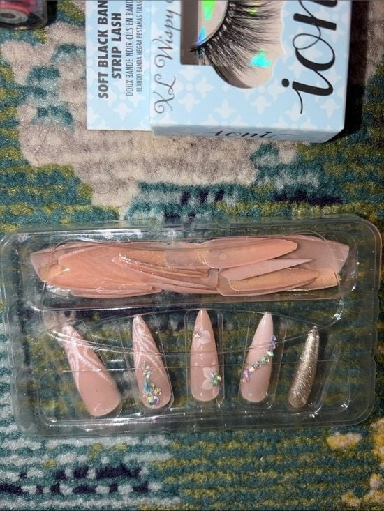 8 Piece Beauty Bundle -Assorted Women’s Makeup Beauty & Nail Tools