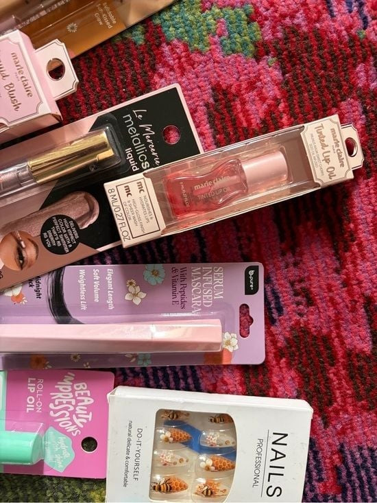9 Assorted Women’s Makeup Set – Pink and Purple Shades + Cake