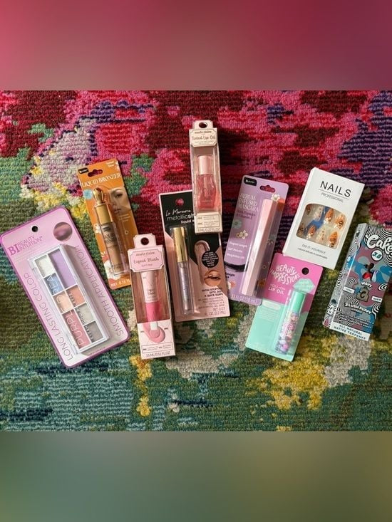 9 Assorted Women’s Makeup Set – Pink and Purple Shades + Cake