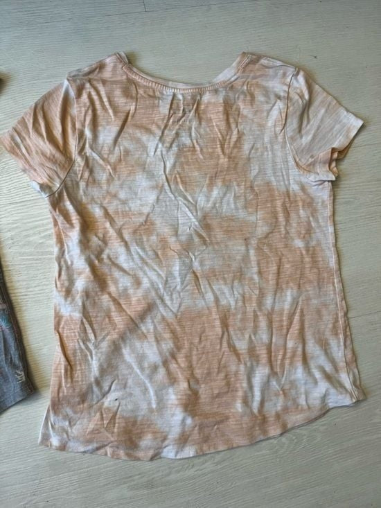 2 x SO Girls Short Sleeve Tees in Peach and Heather Gray with Butterfly Lot of 2