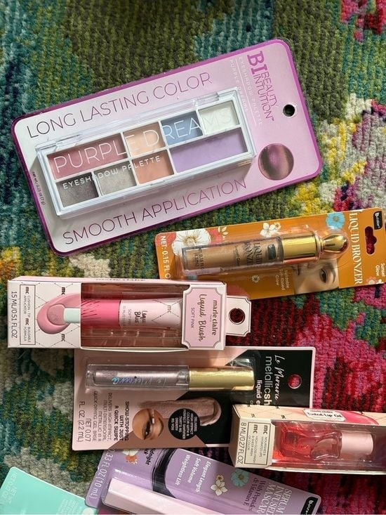 9 Assorted Women’s Makeup Set – Pink and Purple Shades + Cake