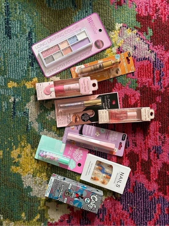 9 Assorted Women’s Makeup Set – Pink and Purple Shades + Cake